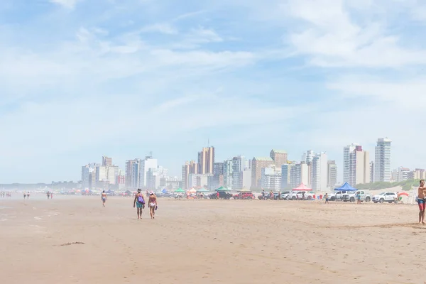 ネコチア アルゼンチン 2023年1月5日 ネコチアの広いビーチのパノラマビュー ビーチには建物や観光客が並んでいます Contenido Editory イラスト コンテンツ堂 — ストック写真