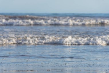 Sahilde dalgalar geliyor. Bulanık tekniği.