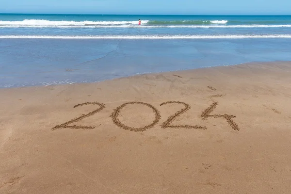 2024 Mit Der Ankunft Der Welle Den Sand Meer Geschrieben — Stockfoto