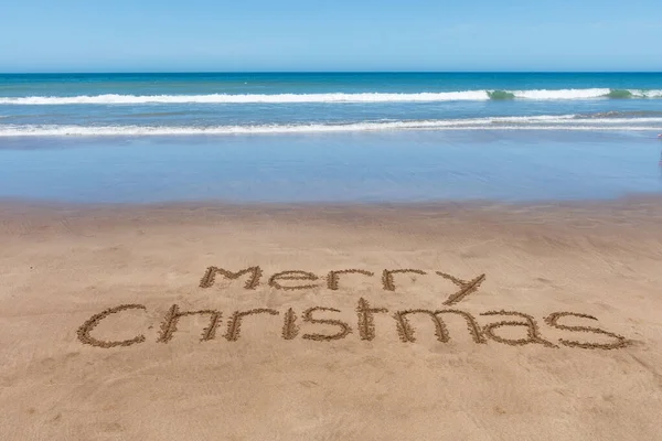 在沙滩的沙滩上写着圣诞快乐的文字 — 图库照片#