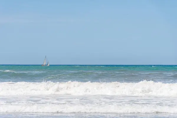 Breaking Waves Seashore Sailboat Background — Stock Photo, Image