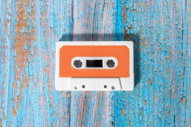 Ahşap üzerinde turşulu bir müzik kasetinin üst görüntüsü..