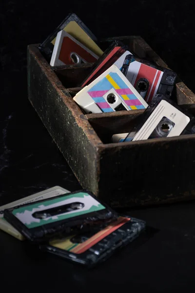 在一个有几间卧房的老式木箱里的各种音乐盒里 复古风格 — 图库照片