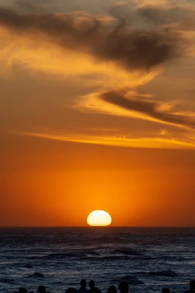 Silhuetas Pessoas Observando Pôr Sol Mar Com Belo Céu — Fotografia de Stock