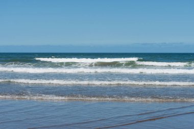 Dalgalar deniz kıyısı üzerinde kırma.