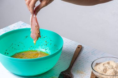 Çırpılmış yumurtaya sarımsaklı ve maydanozlu domuz eti..