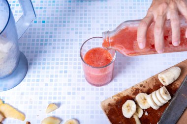 Sağlıklı ev yapımı meyve püresi servis ediyorum..