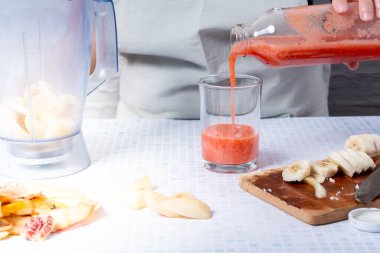 Sağlıklı ev yapımı meyve püresi servis ediyorum..