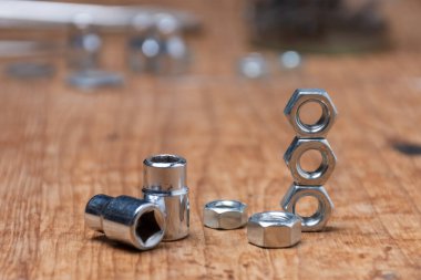 Çalışan bir ortamda fındık ve boru anahtarı..