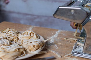 Makina ile yapılan ev yapımı erişteli makarna ruloları..
