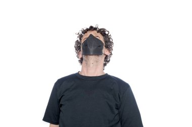 Orta yaşlı yetişkin bir erkek, beyaz bir arka planda siyah bir örtü giyiyor..