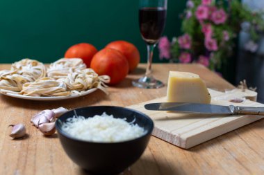 Yemek hazırlama: erişte, peynir, domates, sarımsak ve bir bardak şarap..