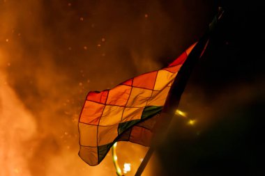 Wiphala bayrağı gece popüler bir partide şenlik ateşiyle alevler içindeydi..