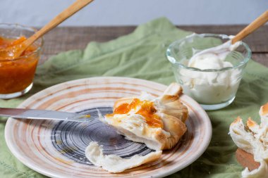 Reçelli ekmek tabağı ve krem peynir ve malzemeli kaseler..