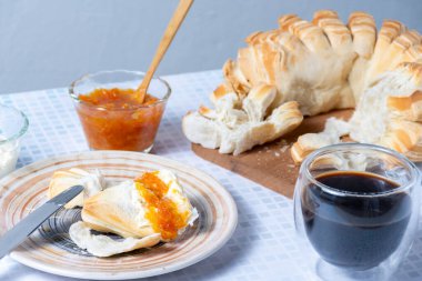 Kahvaltı ya da atıştırmalık ekmek, kahve, reçel ve beyaz peynir.