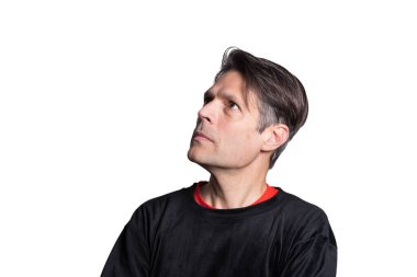 Orta yaşlı bir adam beyaz arka planda üst tarafa bakıyor..