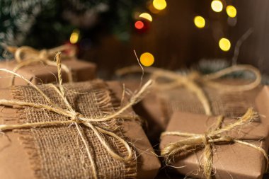 Ağacın altında paketlenmiş Noel hediyeleri grubu.