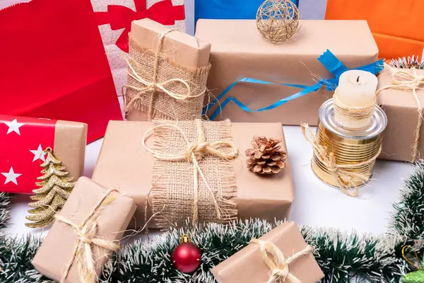 Renkli paketler paketler ve saf dekorasyonlar yüksek anahtarda.