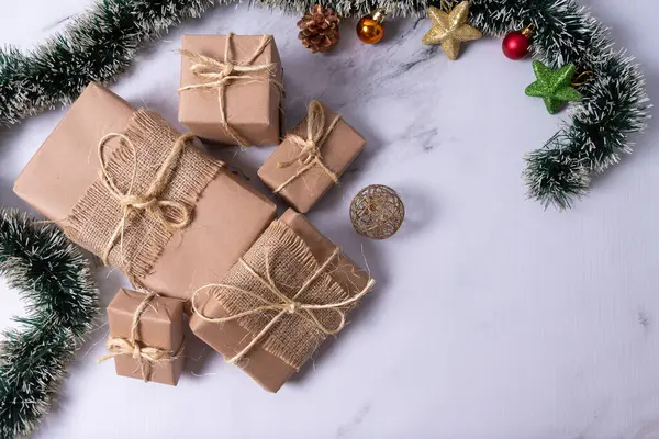 Hediyelerin ve Noel süslemelerinin üst görüntüsü.