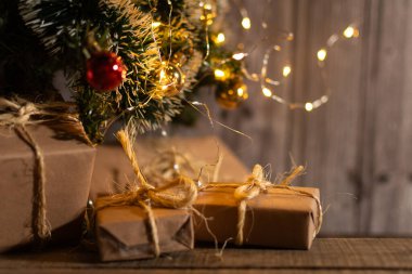 Noel ağacının altında kırsal ambalajlı hediyeler.