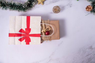 Renkli kese kağıdından ve Noel süslerinden gözetleyen kırsal ambalajlı paket..