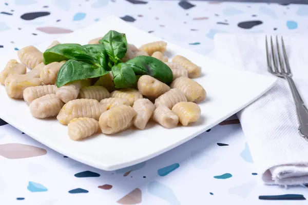 Bir tabak fesleğenli gnocchi..