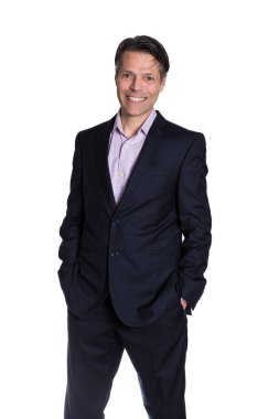 Orta yaşlı bir adam kameraya gülümsüyor, beyaz arka planda, resmi kıyafetler giyiyor..