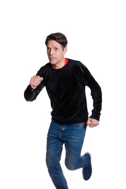 Beyaz arkaplanda çalışan orta yaşlı pandomimci adam.