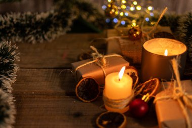 Mum ışığıyla aydınlatılmış Noel hediyeleri ve süsler..