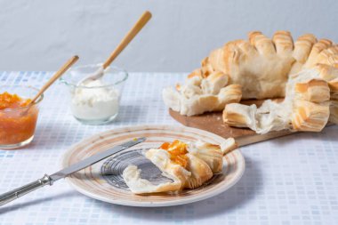 Reçelli ekmek tabağı ve krem peynir ve malzemeli kaseler..