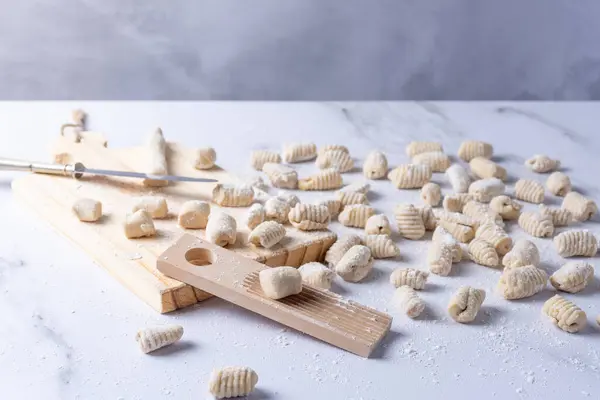 Gnocchi dolu tezgah bıçak, çatal bıçak ve tahta ile hazırlanıyor..