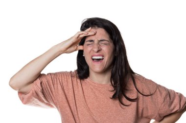 Beyaz arka planda, kederli bir ifadeyle başını tutan bir kadın..