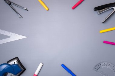 Okul malzemeleriyle çevrili okul metni veya logosu için uygun bir arkaplan.