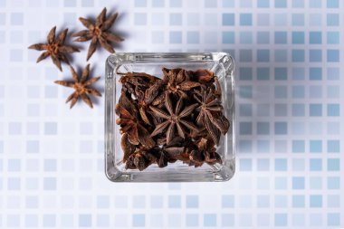 Anason yıldızlı ya da anason çiçekli bir kavanozun üst görüntüsü.