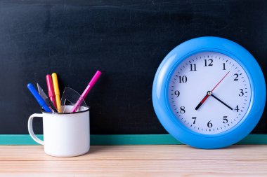 Okula dönelim. Okul malzemeleri, karatahta ve mavi saat..