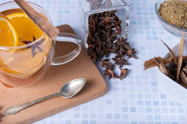 Dökülmüş anasonlu kavanoz çiçekler veya yıldızlar, aşılama, portakal ve tarçın çubuğu.