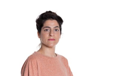 Sıradan giyinmiş bir kadın beyaz arka planda kameraya bakıyor..