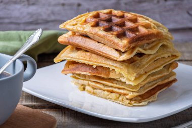 Bir yığın waffle 'ın yakın çekimi.