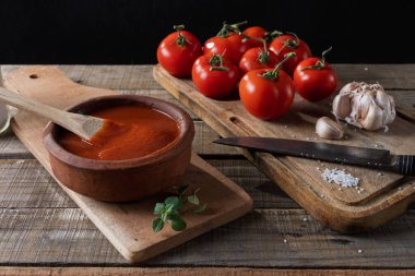 Köy ortamında sos hazırlamak için domates ve sarımsak..