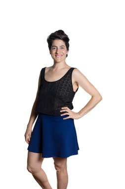 Sıradan giyinmiş bir kadın beyaz arka planda kameraya bakıyor..