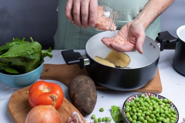 Pişirmek için çeşitli sebzeler..
