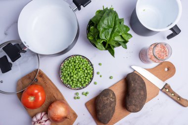 Sebze ve yemek malzemelerinin üst görüntüsü.