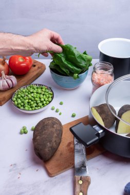 Pişirmek için diğer sebzelerin yanında ıspanak yaprakları götürmek..