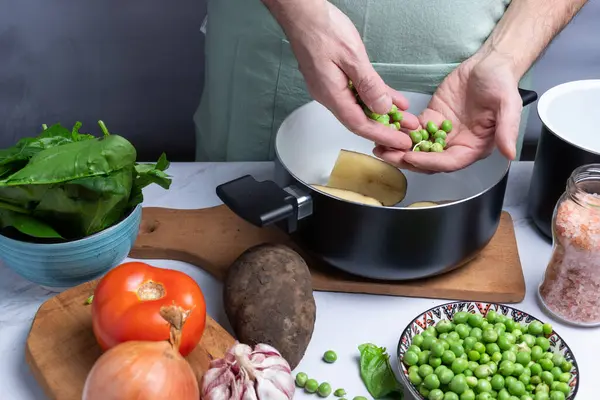 Pişirmek için diğer sebzeler arasında yeşil bezelye almak..