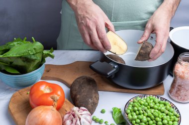 Pişirmek için diğer sebzelerin yanında patates götürmek..