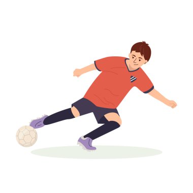 Genç futbolcu, kırmızı spor gömlekli, futbol topunu tekmeliyor. Çocuk sporcu futbol oynuyor, dinamik antrenman yapıyor. Düz biçimli çizgi film vektör çizimi izole edildi
