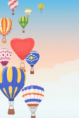 Sıcak hava balonu festivali davetiyesi ve gökyüzünde süzülen renkli balonlar. Sepetli çeşitli hava yolculuğu turist nakliyelerinin vektör şablonları. Baskı ve etkinlik için eğlenceli tatil ve şenlikli tasarım