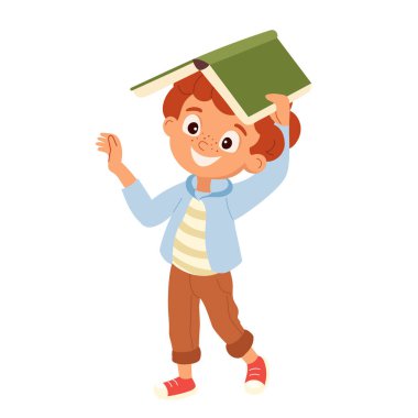 Okuma ve öğrenme sevincini kutlayan koca bir kitabı başının üstünde tutan mutlu çocuk. Öğrenci çocuk maceralara dalmaya hazır eğitim materyalleri için çizgi film vektör çizimi, okul projelerine geri dönüş