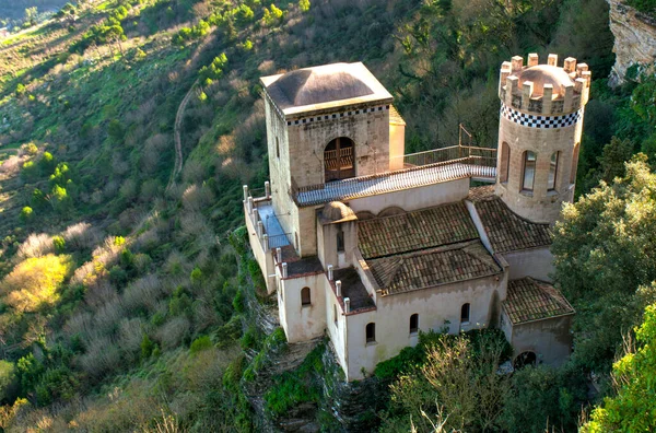 İtalya, Sicilya 'daki Dağ Kalesi ve Erice Köyü. Popüler seyahat hedefi.