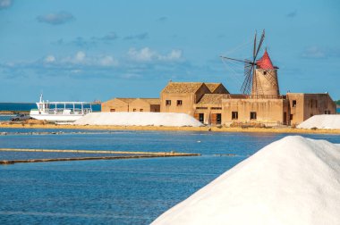 Yel değirmenli Marsala tuzu tavaları, Trapani, Sicilya, İtalya, Avrupa